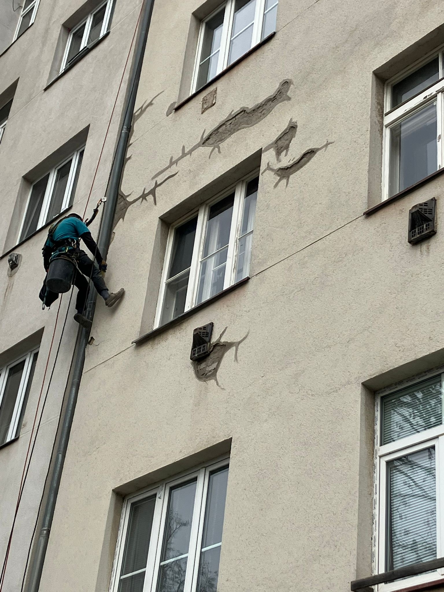 Oprava fasády lanovým přístupem