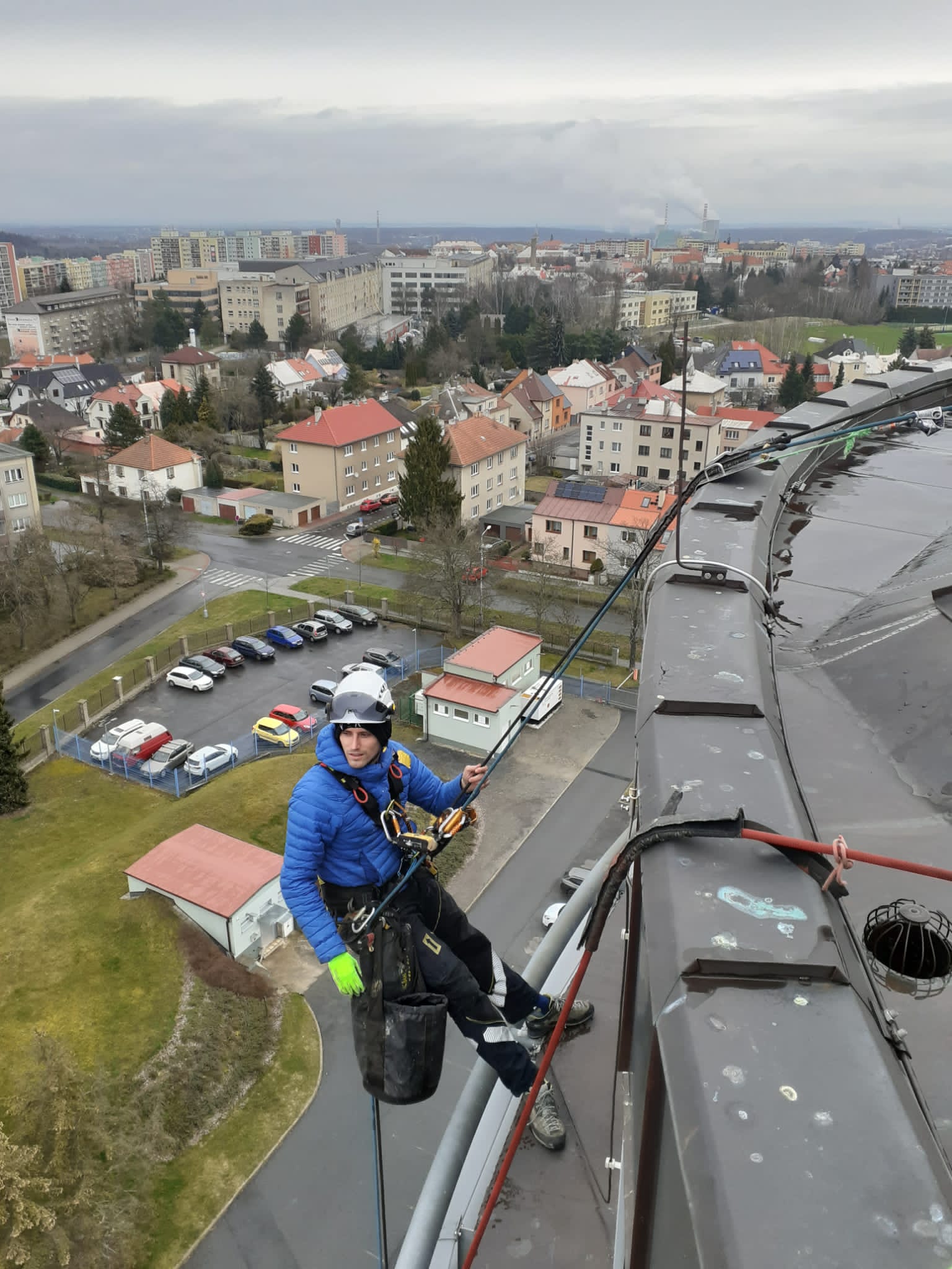 Práce na římse vysoko nad městem